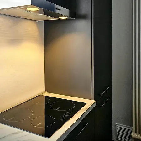 Guesthost - Modern With Hot Tub Apartment